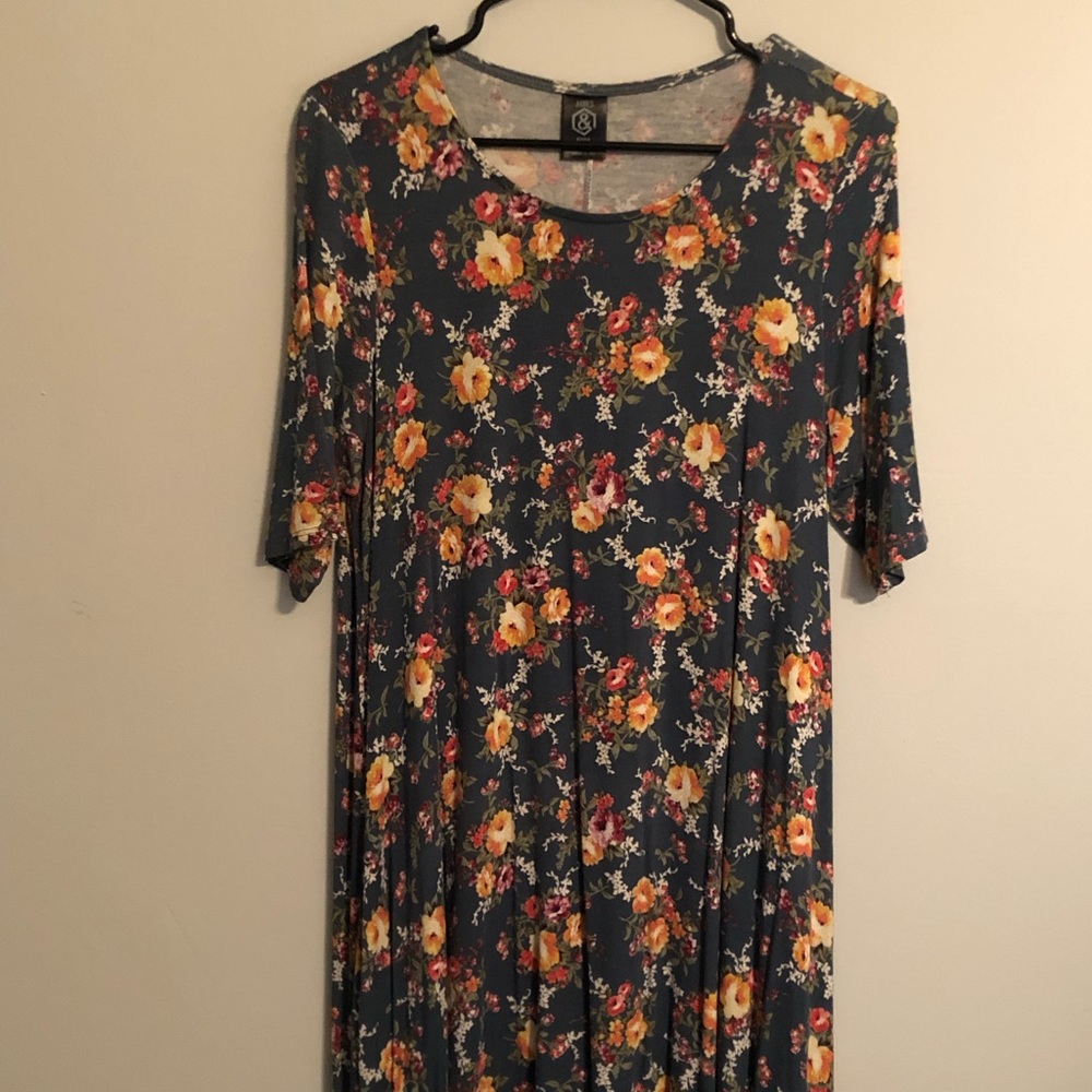 Women’s forest green floral dress.